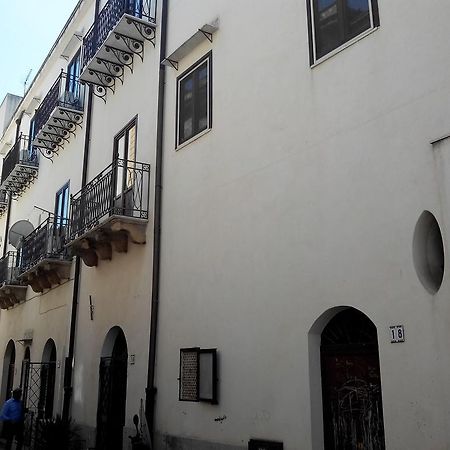 Little House Inside Capo'S Market Apartment ปาแลร์โม ภายนอก รูปภาพ