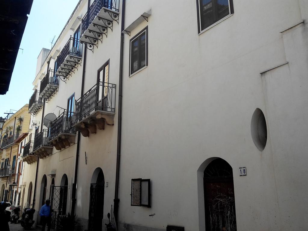 Little House Inside Capo'S Market Apartment ปาแลร์โม ภายนอก รูปภาพ