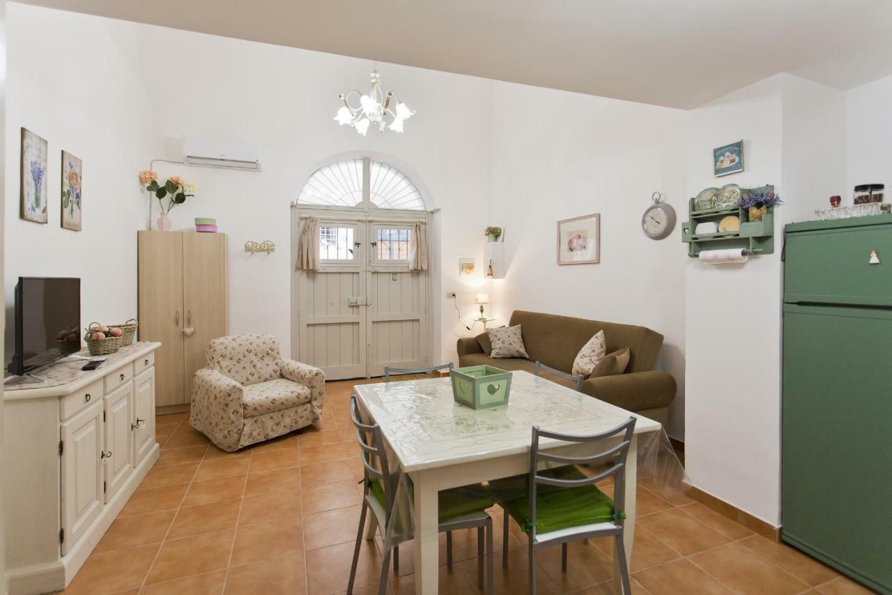 Little House Inside Capo'S Market Apartment ปาแลร์โม ภายนอก รูปภาพ