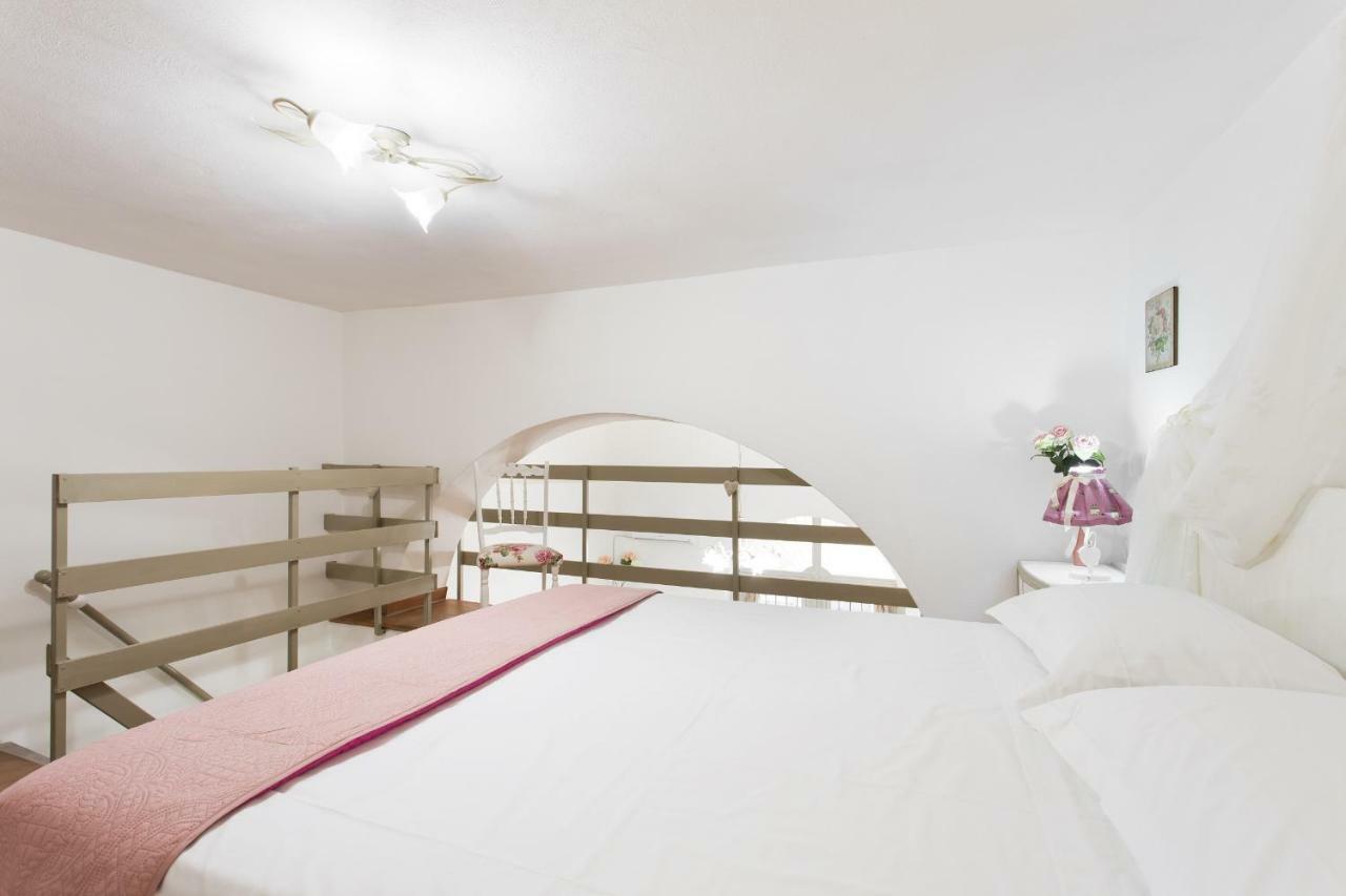 Little House Inside Capo'S Market Apartment ปาแลร์โม ภายนอก รูปภาพ